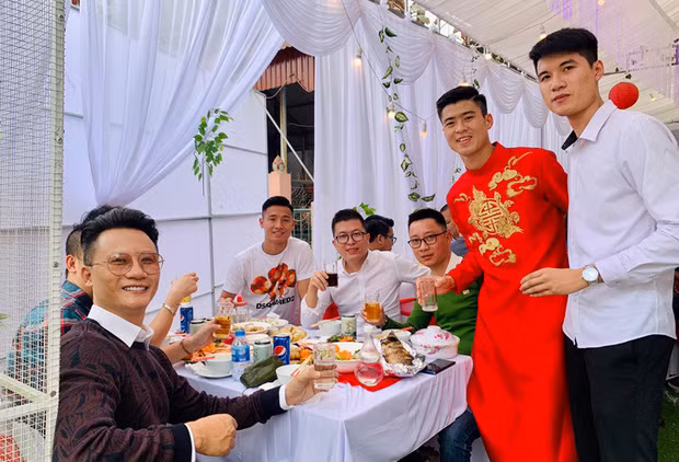 Ca sĩ Hoàng Bách cũng sẽ là một khách mời quan trọng trong đám cưới. Anh đã tham dự đám hỏi của cặp đôi diễn ra vào cuối năm 2019 vì vậy chẳng có lý do nào lại vắng mặt trong đám cưới.