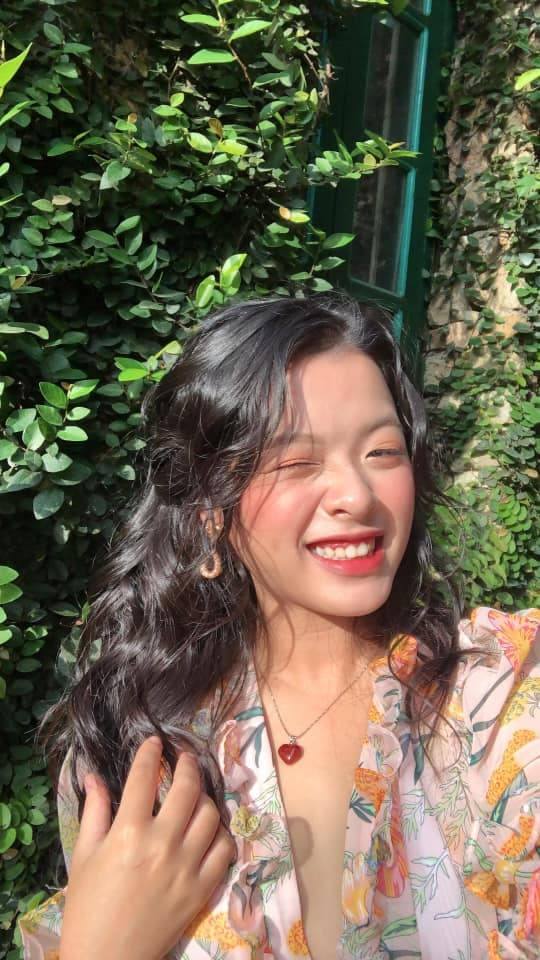 Ngoài ca hát, cô còn biết chơi piano, guitar, ukulele và các loại nhạc cụ khác... Năm 16 tuổi, cô con gái út của NSƯT Chiều Xuân ra mắt MV đầu tay và quyết tâm theo đuổi sự nghiệp nghệ thuật.