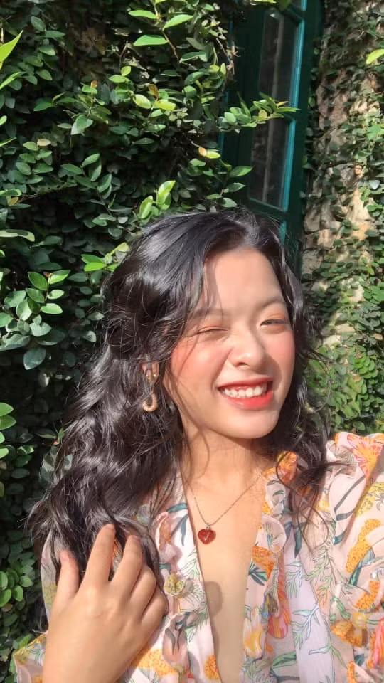 Ngoài ca hát, cô còn biết chơi piano, guitar, ukulele và các loại nhạc cụ khác... Năm 16 tuổi, cô con gái út của NSƯT Chiều Xuân ra mắt MV đầu tay và quyết tâm theo đuổi sự nghiệp nghệ thuật.