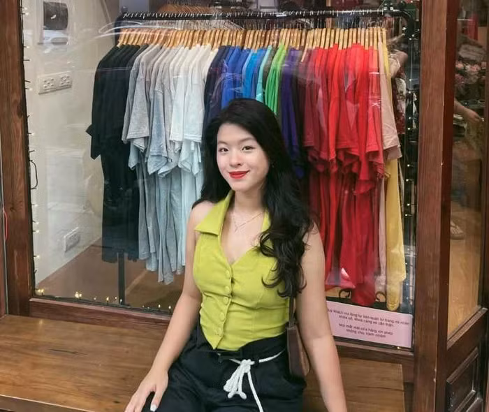 NSƯT Chiều Xuân và nhạc sỹ Đỗ Hồng Quân có với nhau 2 cô con gái xinh xắn tên là Hồng Mi và Hồng Khanh. Cô chị đã lập gia đình, còn cô em gái út Hồng Khanh được biết đến với giọng hát ngọt ngáo trong trẻo từ ngày bé.