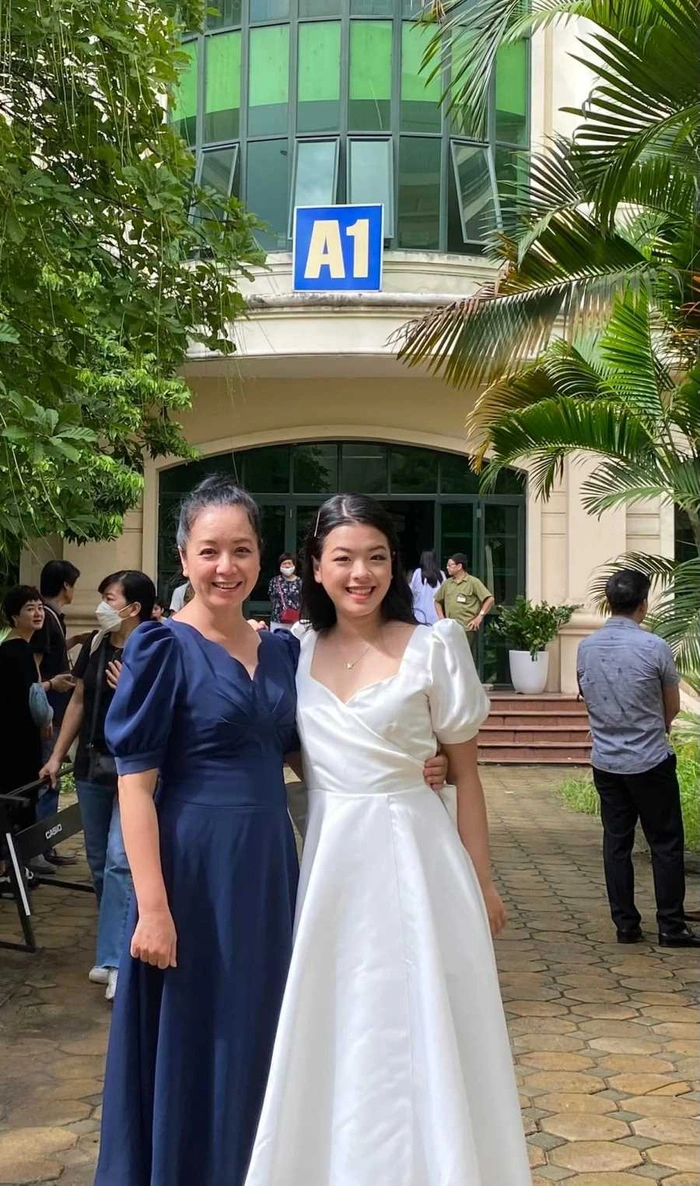 Hồng Khanh (sinh năm 2004) lần đầu được mẹ giới thiệu khi cô nàng tham gia "The Voice Kids 2013". Trong vòng giấu mặt, cô đã để lại ấn tượng sâu sắc với 4 huấn luyện viên và khán giả.