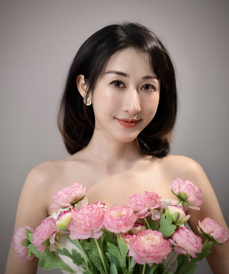 Duyên nợ với nghề giảng dạy đến với cô gái trẻ khi vào năm 20 tuổi, cô bị tai nạn và phải ngồi xe lăn một thời gian. Trong khoảng thời gian này, cô nàng đã bắt đầu mở những lớp dạy tiếng Anh đầu tiên.