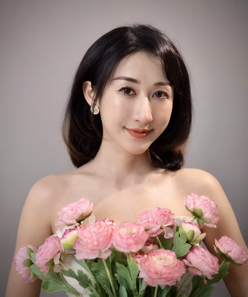 Duyên nợ với nghề giảng dạy đến với cô gái trẻ khi vào năm 20 tuổi, cô bị tai nạn và phải ngồi xe lăn một thời gian. Trong khoảng thời gian này, cô nàng đã bắt đầu mở những lớp dạy tiếng Anh đầu tiên.