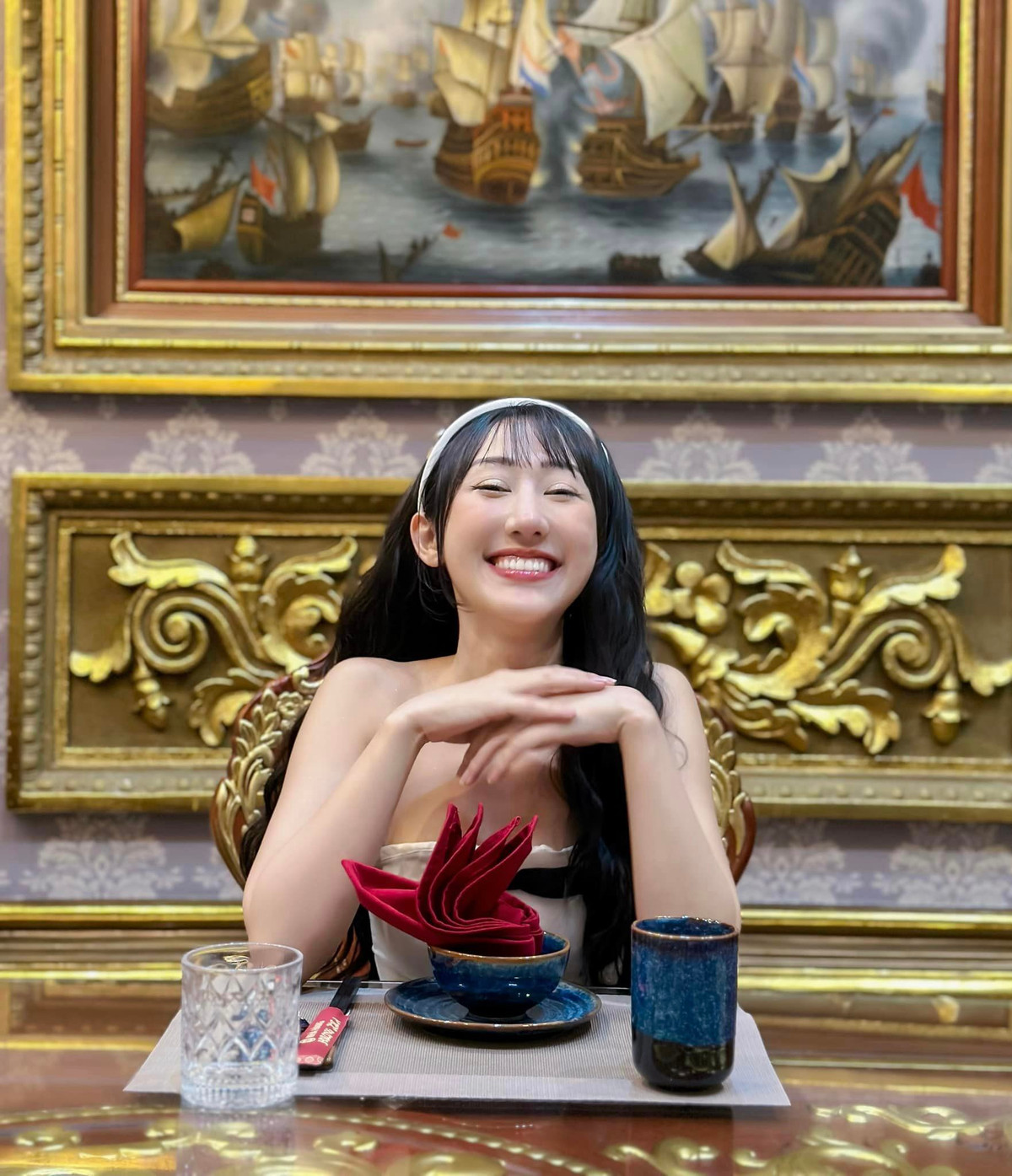 Cô nàng thường diện những trang phục với phong cách nữ tính, khá gợi cảm, cùng phong thái tự tin và rạng ngời mỗi lần xuất hiện.