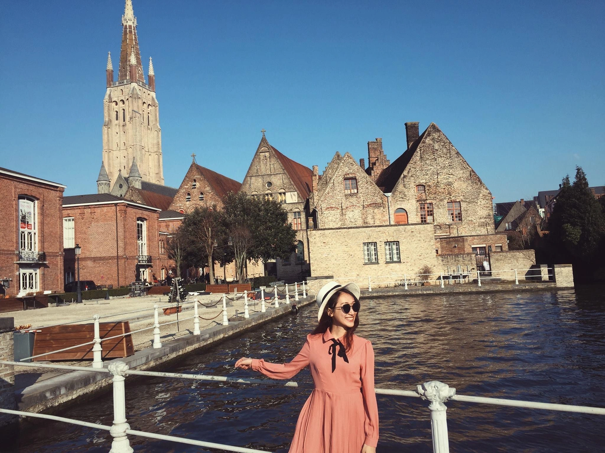 Cô nàng có cơ hội được đi khắp nơi trên thế giới để thấu hiểu hơn về văn hóa, ngôn ngữ của các quốc gia.