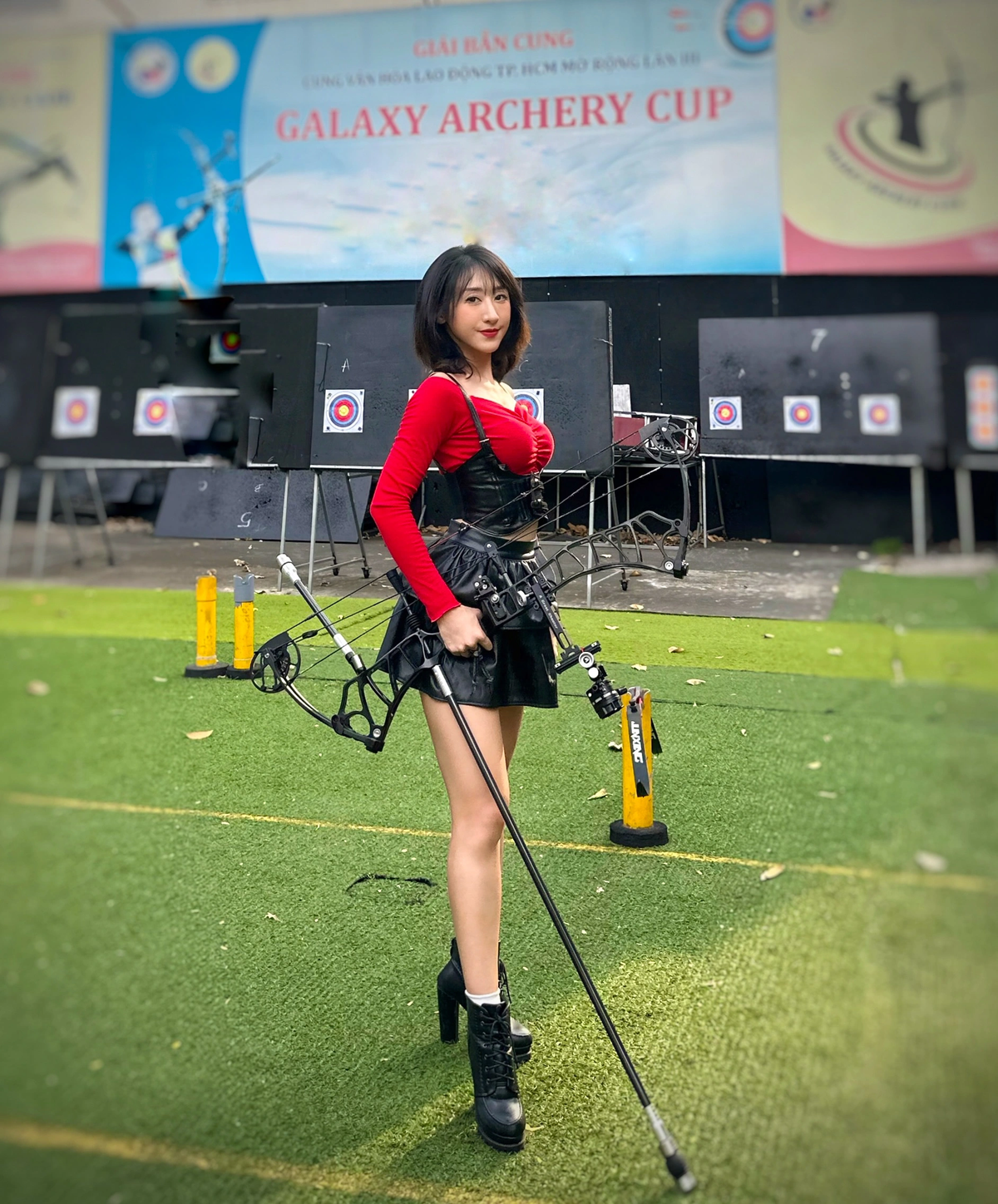 Ở bên ngoài, Thủy Tiên có phong cách năng động, trẻ trung.