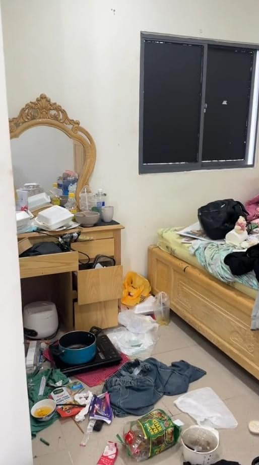 Căn phòng trọ như biến thành 1 bãi chiến trường với quần áo, đồ ăn, rác, mỹ phẩm, thậm chí cả băng vệ sinh nằm la liệt trên sàn nhà, trên giường, trên ghế, trên bàn trang điểm.