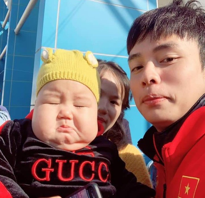 Đó là một em bé lai có mẹ là người Việt Nam và bố là ngườn Hàn Quốc cùng gia đình đi cổ vũ tuyển U23 Việt Nam. Chị Xuân, mẹ của em bé chia sẻ: "Chồng mình rất hâm mộ đội tuyển Việt Nam nên cả nhà tới tận sân để xem. Các cầu thủ thấy con cũng rất vui. Lúc cả đội lên xe ra về, chú Quang Hải còn cố chạy xuống để bế con thêm lần nữa".