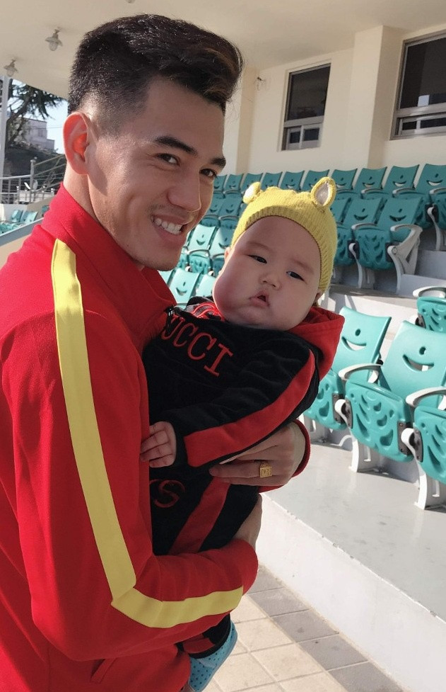 Chính HLV Park Hang-seo cũng yêu cầu các học trò mang nước lên khán đài để giao lưu cùng người hâm mộ. Tại Hàn Quốc, các cầu thủ của Việt Nam được yêu mến không kém gì ở quê hương.