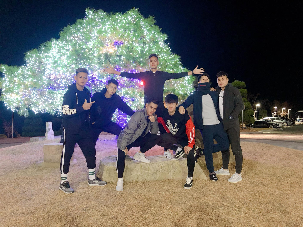 Mặc dù lịch luyện tập khá căng thẳng nhưng các cầu thủ vẫn tranh thủ đi chơi, thăm thú xứ sở Kim Chi.