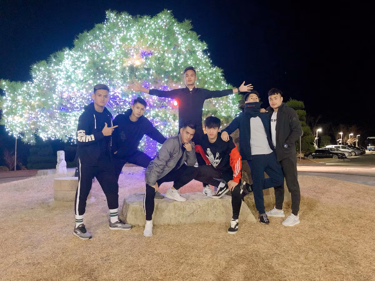 Mặc dù lịch luyện tập khá căng thẳng nhưng các cầu thủ vẫn tranh thủ đi chơi, thăm thú xứ sở Kim Chi.