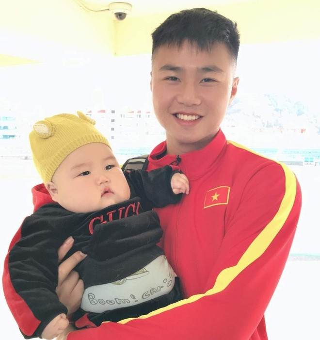 Tập huấn tại Hàn Quốc, đội tuyển U23 Việt Nam được rất nhiều người hâm mộ săn đón và chờ trong sân tập từ sớm để theo dõi các cầu thủ. Thậm chí có người từ tỉnh khác di chuyển tới vì quá hâm mộ HLV Park Hang-seo và các học trò.