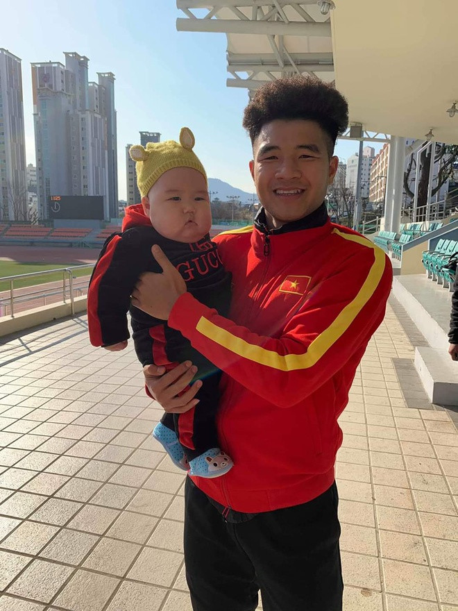 Với ngoại hình mũm mĩm cực kỳ đáng yêu, đội chiếc mũ tai gấu nổi bật, cậu bé khiến dàn cầu thủ "đứng ngồi không yên". Đây chính là fan nhí đã chiếm trọn spotlight của buổi tầm cùng tình cảm của toàn độ tuyển U23 Việt Nam.