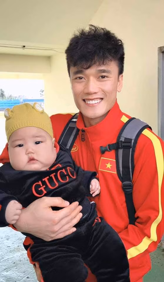 Thủ thành Bùi Tiến Dũng thích thú khoe ảnh cùng em bé trên trang cá nhân đồng thời dành tặng em cái tên "Tiểu màn thầu". Người hâm mộ đùa rằng trông bé trai còn nổi bật hơn dàn visual của đội tuyển U23 Việt Nam.