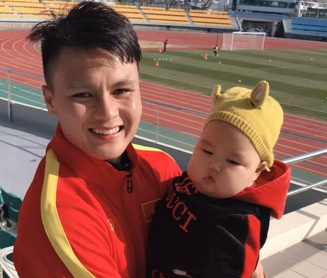 Trong số người hâm mộ tới sân vận động ở thành phố Tongyeong để cổ vũ, xem các cầu thủ U23 Việt Nam luyện tập có một nhân vật hết sức đặc biệt khiến dàn cầu thủ "phát cuồng", tranh nhau chụp ảnh.