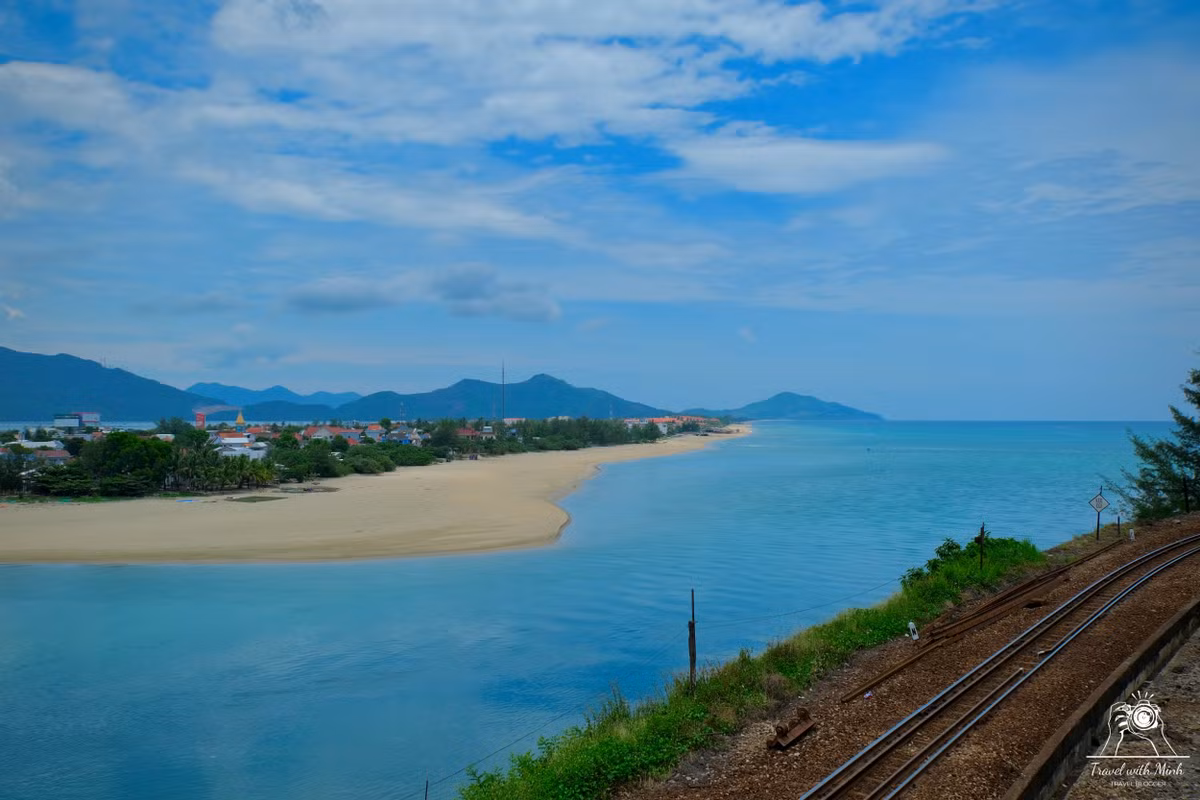 Góc nhìn từ đèo Hải Vân nhìn xuống Vịnh Lăng Cô là tầm nhìn rộng mở và bao quát nhất. Dường như cả Lăng Cô nằm trọn trong tầm mắt, êm đềm không thể tả.