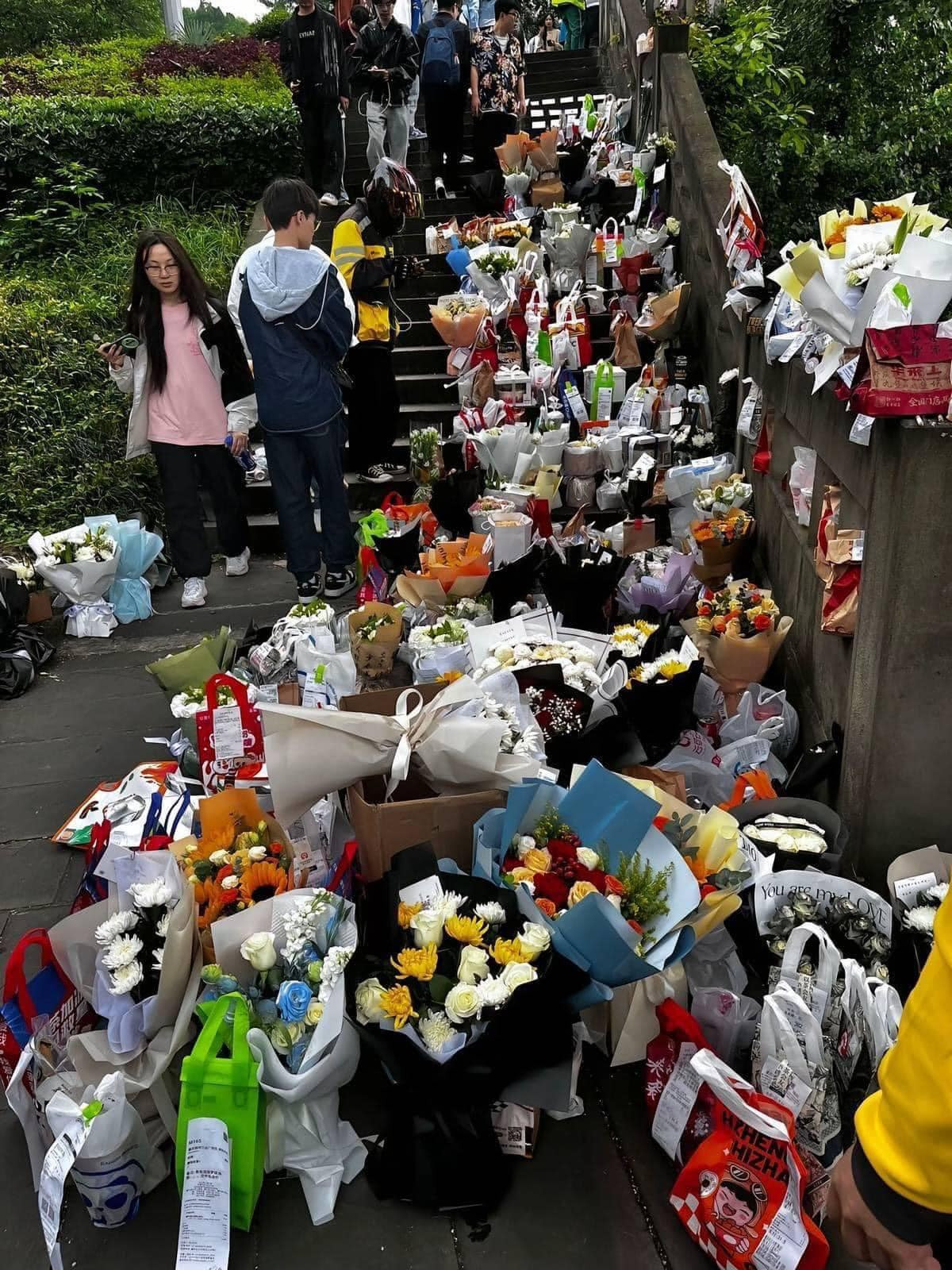 Hầu hết netizen xứ Trung đều bày tỏ sau khi đọc xong thì đau lòng đến khó thở, thương tiếc cho một chàng trai trẻ tuổi thật thà lại nỗ lực đến vậy, kết cục cuối cùng thật sự quá đau lòng.