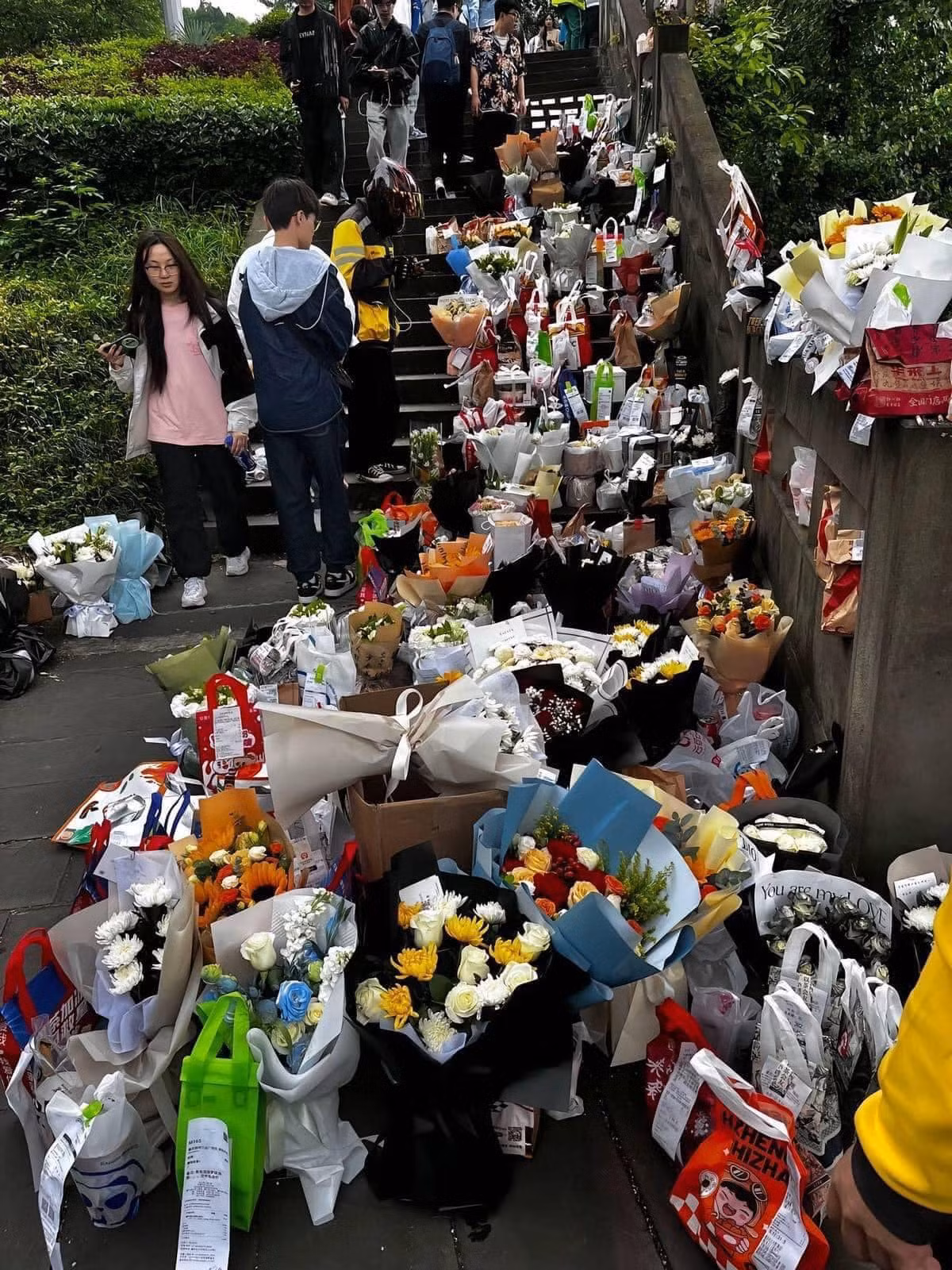 Hầu hết netizen xứ Trung đều bày tỏ sau khi đọc xong thì đau lòng đến khó thở, thương tiếc cho một chàng trai trẻ tuổi thật thà lại nỗ lực đến vậy, kết cục cuối cùng thật sự quá đau lòng.