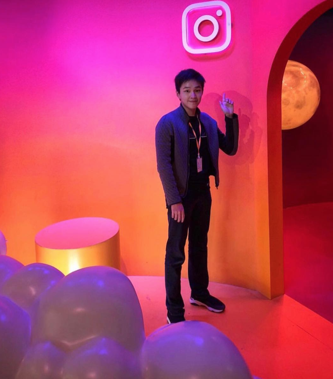 Đồng thời, tỷ phú trẻ này cũng xuất hiện trong vai trò một vị giám đốc trẻ tuổi, tài năng ở ít nhất 5 công ty khác tại Hong Kong.