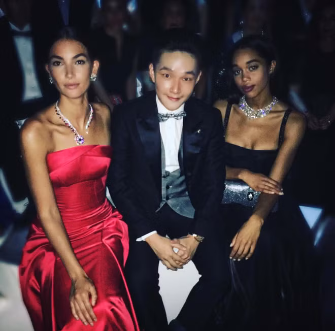 Eric quen biết và chụp hình với nhiều người nổi tiếng như nữ ca sĩ Rihanna, siêu mẫu Bella Hadid, ngôi sao bóng rổ Yao Ming, và công chúa Charlene của Monaco.