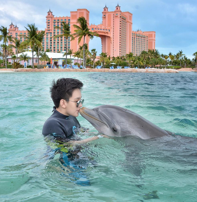 Với cổ phần được cha tặng lại, Eric đã trở thành một trong 550 tỷ phú trẻ giàu nhất thế giới, theo Forbes.