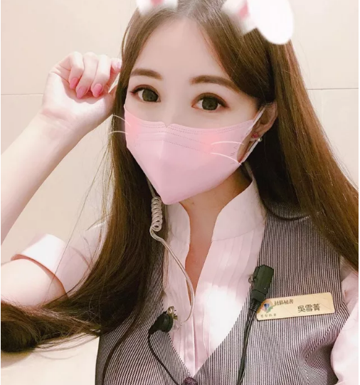 Cụ thể, chỉ nhá hàng hai bức ảnh đang làm điệu bộ đáng yêu cùng khẩu trang. Dù chưa lộ mặt thật nhưng hầu hết người xem đều khẳng định đây chắc chắn phải là một hot girl cực kỳ xinh đẹp.