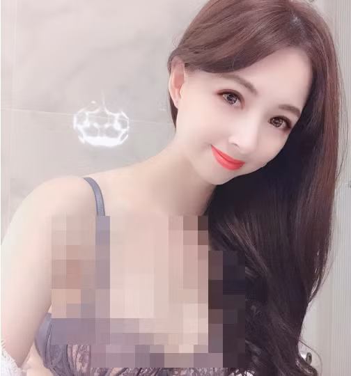 Không hiểu vì cách trang điểm hay tạo hình mà trông cô nàng có vẻ già đi rất nhiều.