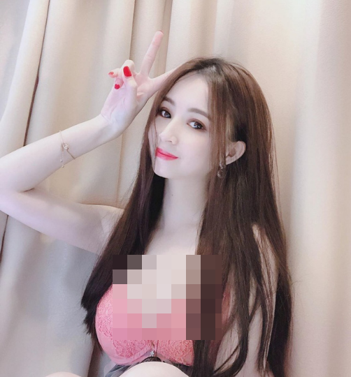 Tuy nhiên sự thật không phải vậy, theo hình ảnh mà dân mạng tìm ra hot girl này có vẻ như đã có tuổi.