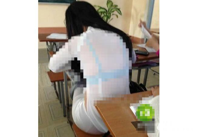 Áo dài xuyên thấu khoe nội y phản cảm trên giảng đường.