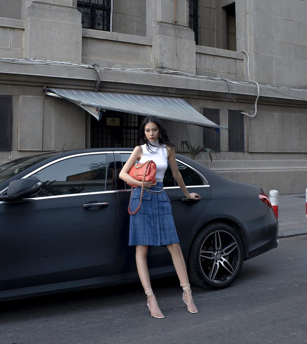 Với khuôn mặt góc cạnh, các tạo dáng chuyên nghiệp thì có lẽ Phí Phương Anh vẫn cần thêm vài kg nữa để hoàn thiện bản thân.