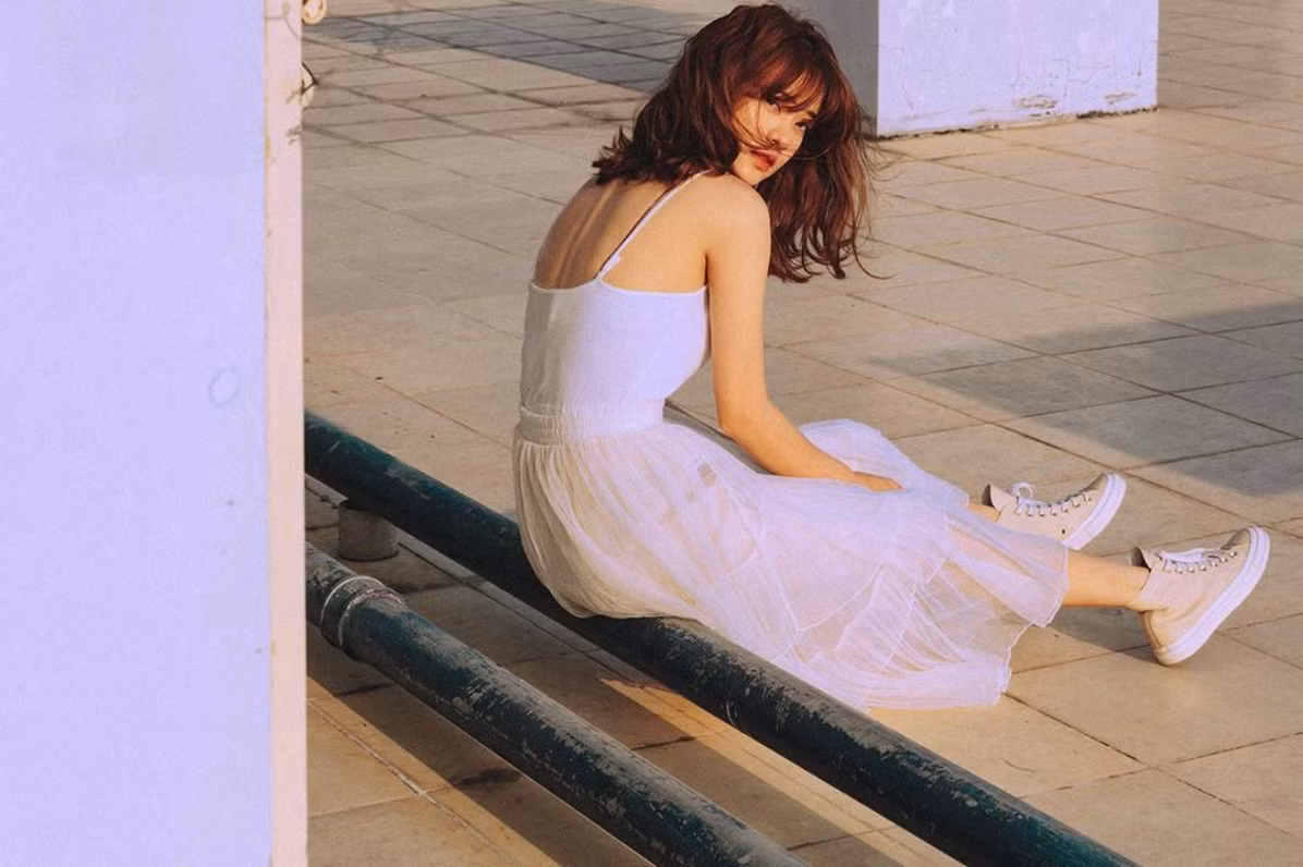 Trương Hoàng Mai Anh (SN 1993) là một trong những hot girl đình đám trên mạng xã hội, nhờ nhan sắc xinh đẹp, cô nàng sớm bén duyên với nghề mẫu ảnh. Cô cũng từng gây chú ý khi tham gia chương trình "Nóng cùng World Cup" vào năm 2018.