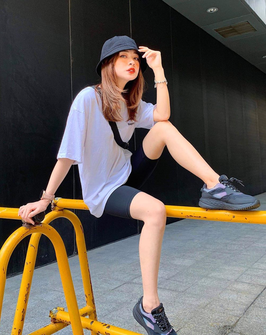 Dù có nhan sắc vạn người mê nhưng hot girl Hà Thành vẫn thường xuyên bày tỏ sự không hài lòng về thân hình gầy gò của mình. Cô thường phải lựa chọn trang phục rộng để trông có da có thịt hơn .