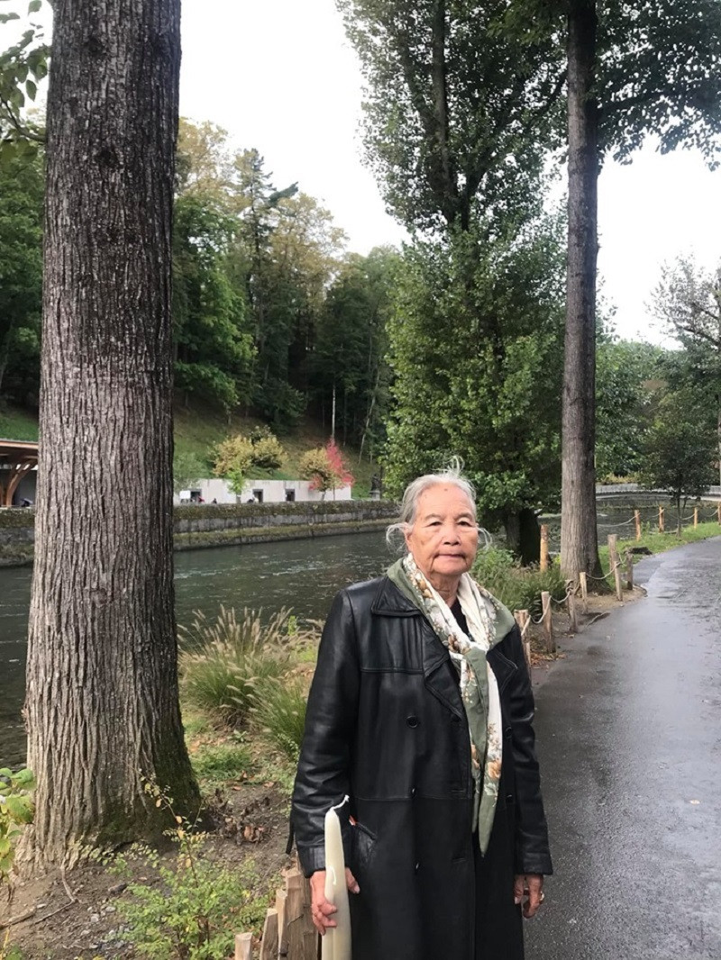 "Trong thời gian làm visa, sức khoẻ của bà vẫn bình thường cho tới trước ngày bay 1 hôm thì bác sĩ cho biết huyết áp bà cao khiến cả nhà lo lắng. Tuy nhiên bà rất hào hứng với chuyến đi nên mình an tâm phần nào" - Cô gái 9x chia sẻ.