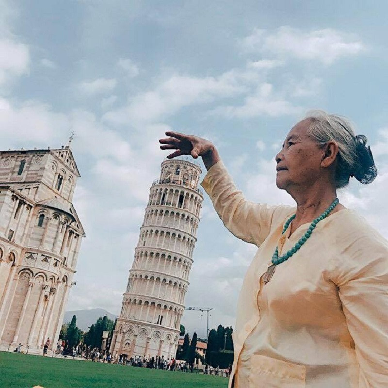 Huyền Trang cho biết, đây là lần đầu tiên bà ngoại xì teen thấy tận mắt tháp nghiên Pisa, thành Roma,...nên vô cùng thích thú. Bà bảo: "Chuyến đi này thật ý nghĩa và bổ ích, bà nghĩ sẽ chỉ sống đến 90 tuổi mà cảm giác bây giờ mình có thể thọ đến 100 tuổi vậy!".