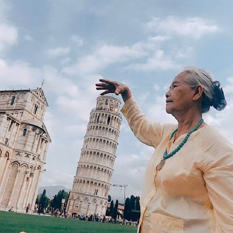 Huyền Trang cho biết, đây là lần đầu tiên bà ngoại xì teen thấy tận mắt tháp nghiên Pisa, thành Roma,...nên vô cùng thích thú. Bà bảo: "Chuyến đi này thật ý nghĩa và bổ ích, bà nghĩ sẽ chỉ sống đến 90 tuổi mà cảm giác bây giờ mình có thể thọ đến 100 tuổi vậy!".