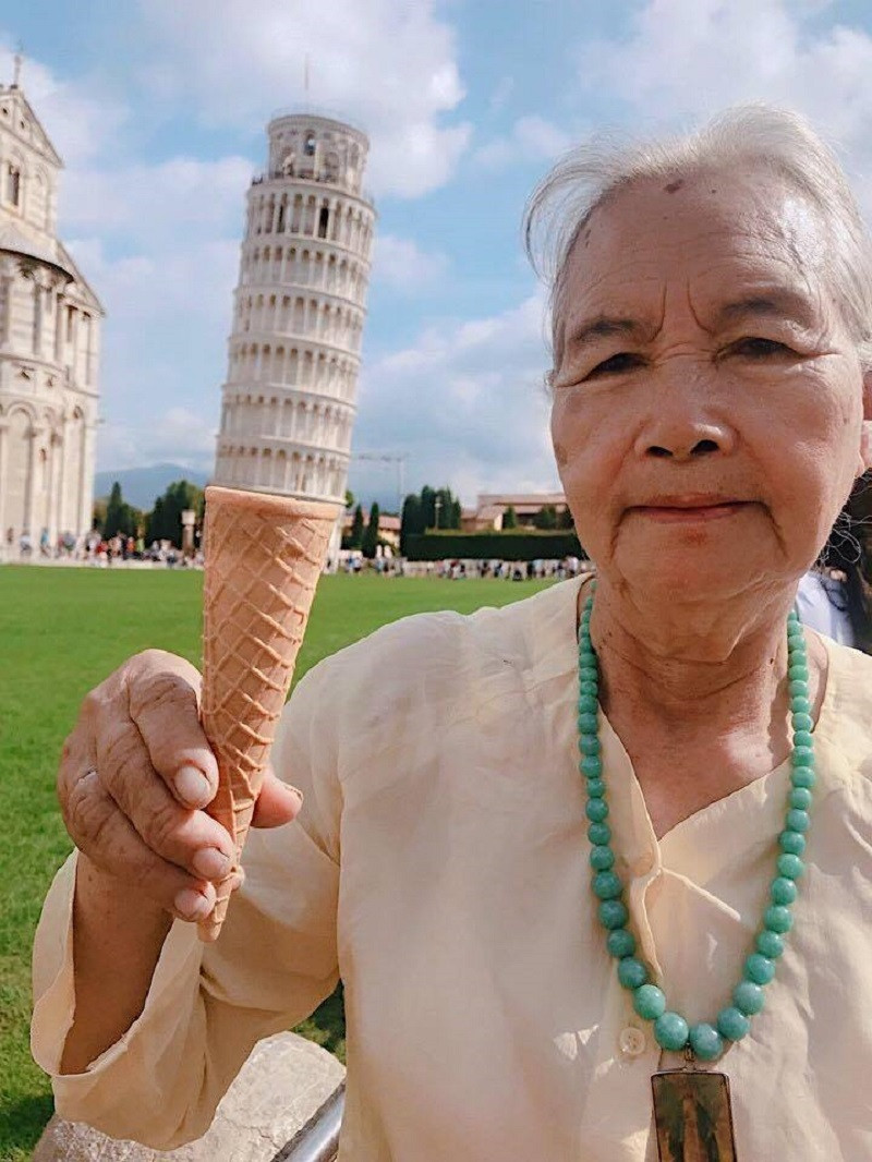 "Dù đi bộ nhiều nhưng bà không bao giờ kêu mỏi mệt. Bà trêu bảo sợ kêu nhiều lần sau không được đi nữa. Bà mình bị đau khớp đã lâu nên không đi bộ được dài, nên thời gian trước khi đi mình nói chuyện với bà về thói quenđi bộ ở Châu Âu, từ đó bà cũng đã tập đi lại nhiều hơn cho quen" - Huyền Trang nói.