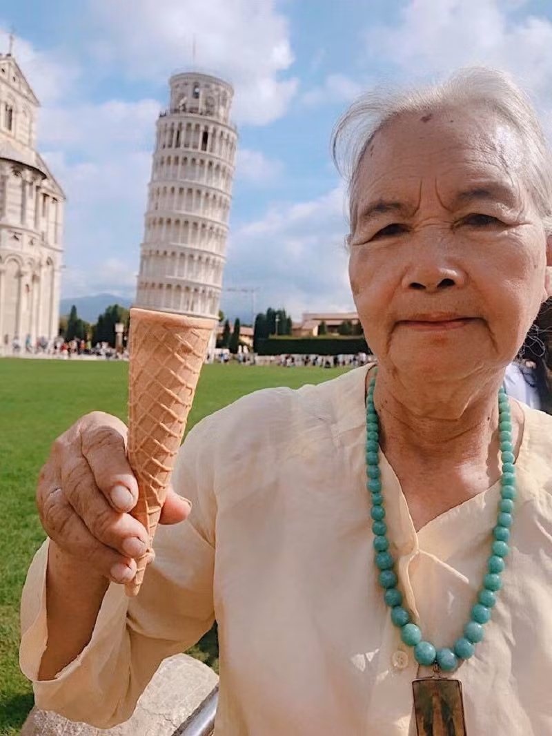 "Dù đi bộ nhiều nhưng bà không bao giờ kêu mỏi mệt. Bà trêu bảo sợ kêu nhiều lần sau không được đi nữa. Bà mình bị đau khớp đã lâu nên không đi bộ được dài, nên thời gian trước khi đi mình nói chuyện với bà về thói quenđi bộ ở Châu Âu, từ đó bà cũng đã tập đi lại nhiều hơn cho quen" - Huyền Trang nói.