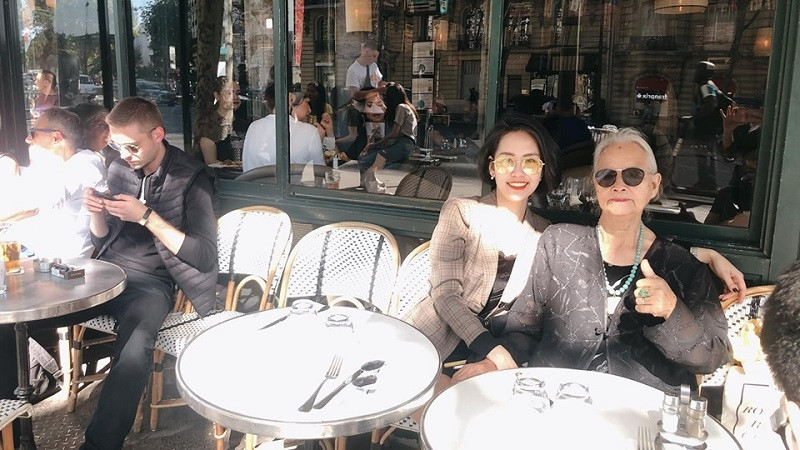 Điều đáng quý nhất sau chuyến đi đối với Huyền Trang là cô có rất nhiều kỷ niệm đẹp với bà. Đi đến đâu, hai bà cháu cũng nhiệt tình check in. Đặc biệt, bà có những tấm ảnh chụp rất xì-teen đáng yêu khiến cộng đồng mạng khen tấm tắc.