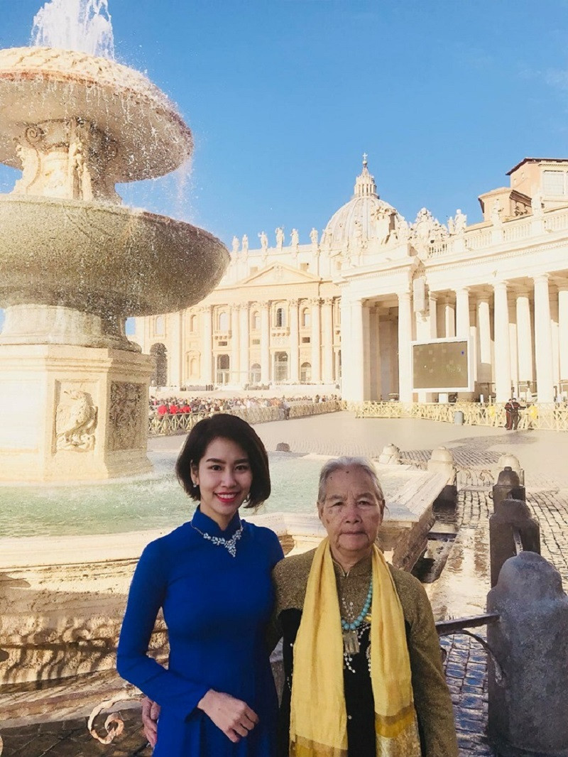 Mặc dù đã lấy chồng và có 2 con, bận rộn với cuộc sống hàng ngày nhưng Huyền Trang cho biết cô cố gắng gửi hai nhà nội ngoại để đưa bà đi "du hí" vì bọn trẻ có cả tương lai để trưởng thành còn bà thì không còn nhiều thời gian như vậy nữa.