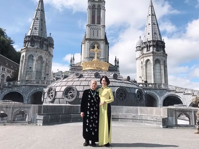 Mong ước cùng người thân đi du lịch được Huyền Trang ấp ủ từ rất lâu, hành trình khám phá Châu Âu cùng với bà ngoại chính là chuyến đi đầu tiên.