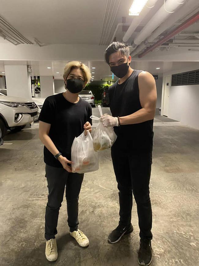 Dẫu sao đây là cơ hội hiếm có để vừa được ăn ngon vừa được ngắm trai đẹp đúng không nào.