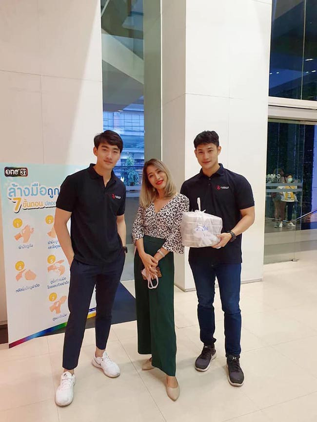 Mặc dù chưa biết đồ ăn ngon dở như thế nào, chỉ cần được mấy anh shipper 6 múi này mang tới là nhiều khách hàng đã cảm thấy “no con mắt” rồi.