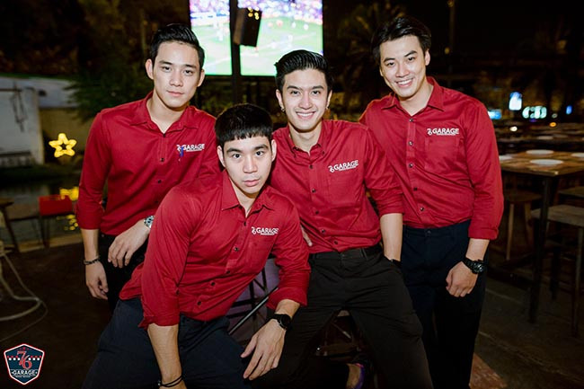 Dàn shipper người mẫu nam này sở hữu thân hình vạm vỡ, khuôn mặt điển trai nam tính. Dù có là đơn hàng nhỏ đi chăng nữa cũng được các shipper này mang đến tận nhà.