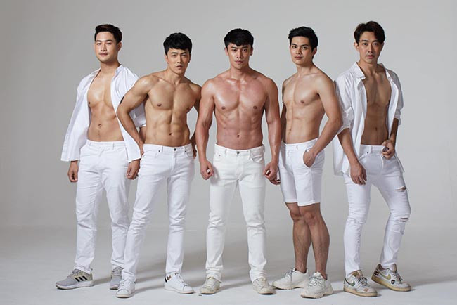 Dịch COVID-19 đã ảnh hưởng tới việc kinh doanh của nhiều cửa hàng, không ít trong số đó đã nộp đơn phá sản chỉ trong vài tháng ngắn ngủi. Để thu hút khách mua đồ ăn, một nhà hàng tên là 76 Garage quyết “chơi lớn”, mời nguyên dàn người mẫu nam thần 6 múi làm shipper.