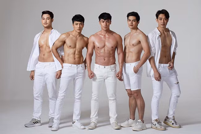 Dịch COVID-19 đã ảnh hưởng tới việc kinh doanh của nhiều cửa hàng, không ít trong số đó đã nộp đơn phá sản chỉ trong vài tháng ngắn ngủi. Để thu hút khách mua đồ ăn, một nhà hàng tên là 76 Garage quyết “chơi lớn”, mời nguyên dàn người mẫu nam thần 6 múi làm shipper.