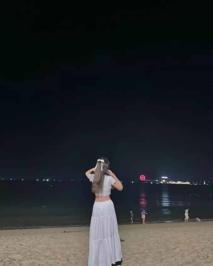 Xuất hiện trước lễ cưới anh trai, Thanh Giang diện thiết kế áo croptop cùng chân váy trắng dài, khéo khoe vòng eo con kiến.