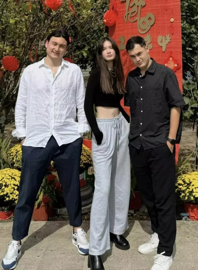 Đứng cạnh anh trai, Thanh Giang cho thấy chiều cao vượt trội không kém gì anh mình.