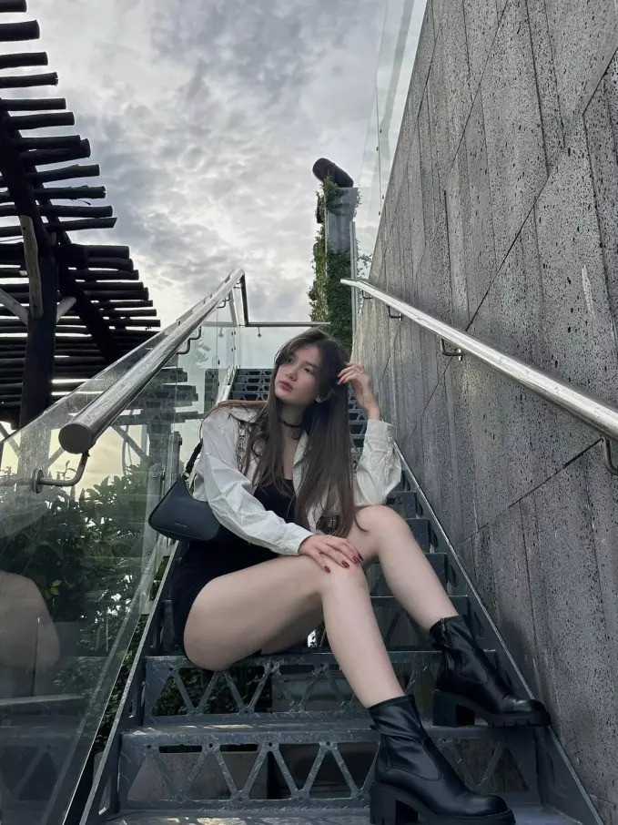 Thanh Giang khoe vẻ đẹp ngọt ngào, thanh thuần như thiên nga trắng trong khung cảnh biển đêm Nha Trang.