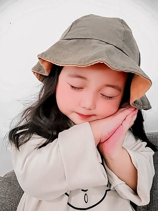 Chị Yến (mẹ bé Avril) chia sẻ với trang Thời đại Plus cho biết hiện nay cô bé đã được 3 tuổi, song do tình hình diễn biến phức tạp của dịch bệnh nên cô bé vẫn chưa thể đến trường mà phải ở nhà với mẹ. Avril càng lớn càng thông minh, thích nhảy múa và ca hát, “Avril tự tạo các kiểu dáng tự nhiên rất lầy lội vì tính con vui vẻ, chứ không thích làm theo mẹ chỉ dẫn” – Chị Yến chia sẻ về con gái.