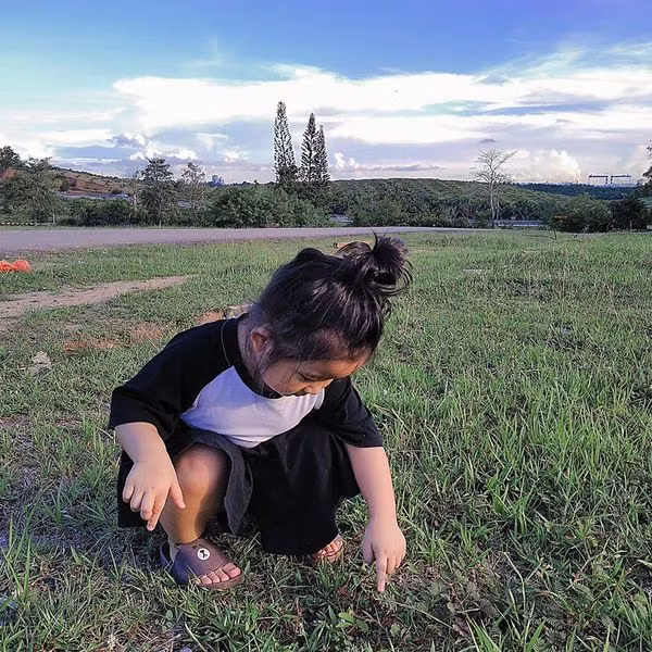 Nói về cách dạy ngôn ngữ cho con, chị cho biết do bé may mắn có bố là người hoa và mẹ người Việt nên trong sinh hoạt gia đình Avril hay học theo. Thi thoảng thì ba bé nói chuyện và cùng xem các chương trình với Avril bằng tiếng Anh nên Avril tiếp thu nhanh và nói tiếng Anh tốt.